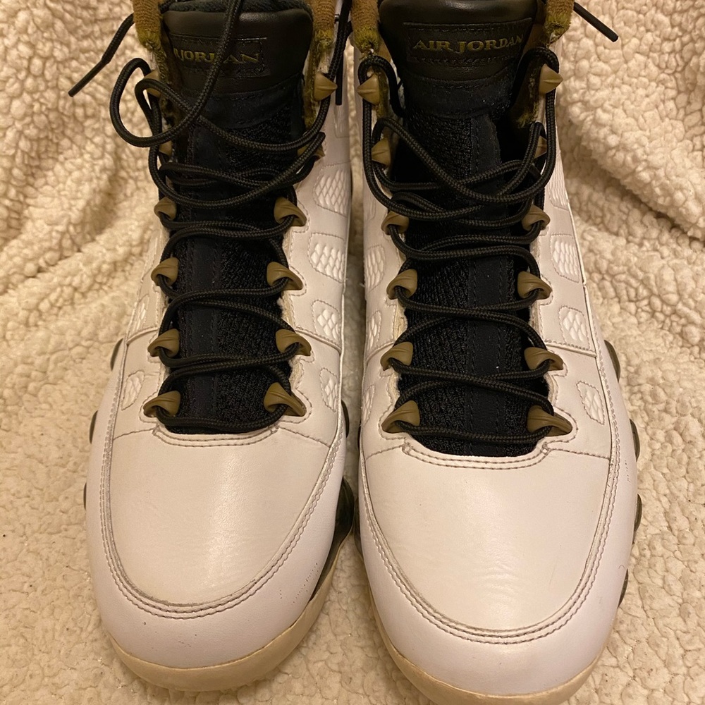 Jordan 9 Statue